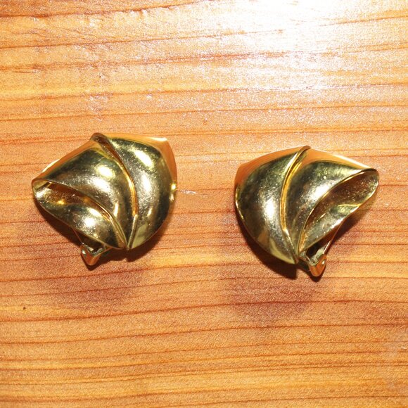 Auth Vintage Christian Dior Gold Tone Sculptural Fold Over Clip On Earrings - Picture 1 of 4
